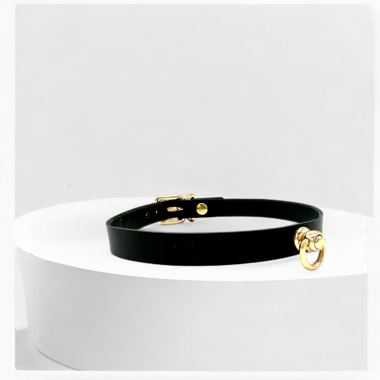 Side view black leather middle O-Link choker with gold clasp detail