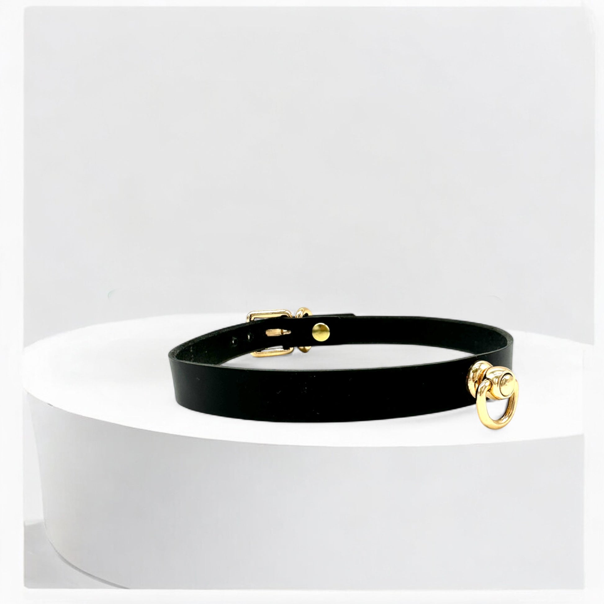 Side view black leather middle O-Link choker with gold clasp detail
