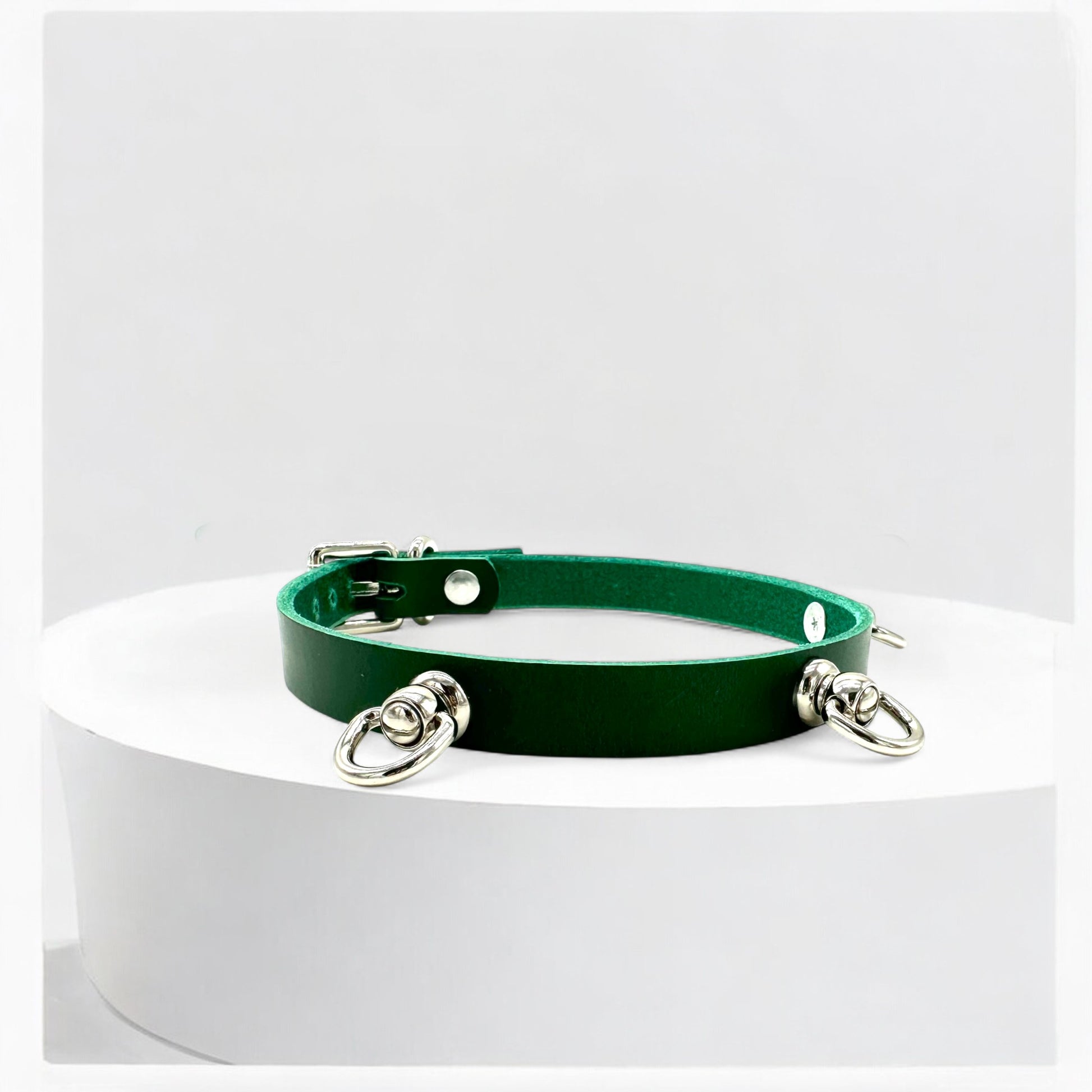 Close-up green triple O-link leather choker with silver link detail