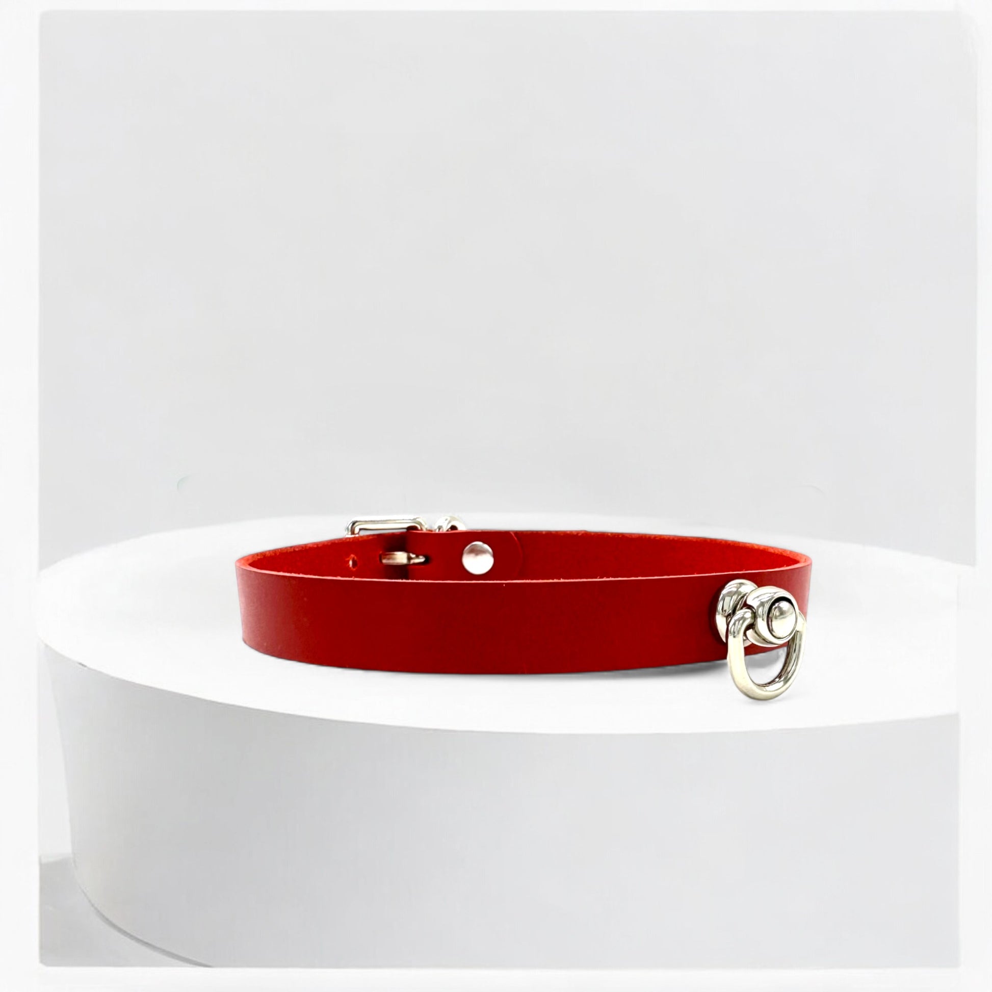 Side view showing red Italian leather choker edges and O-link hardware